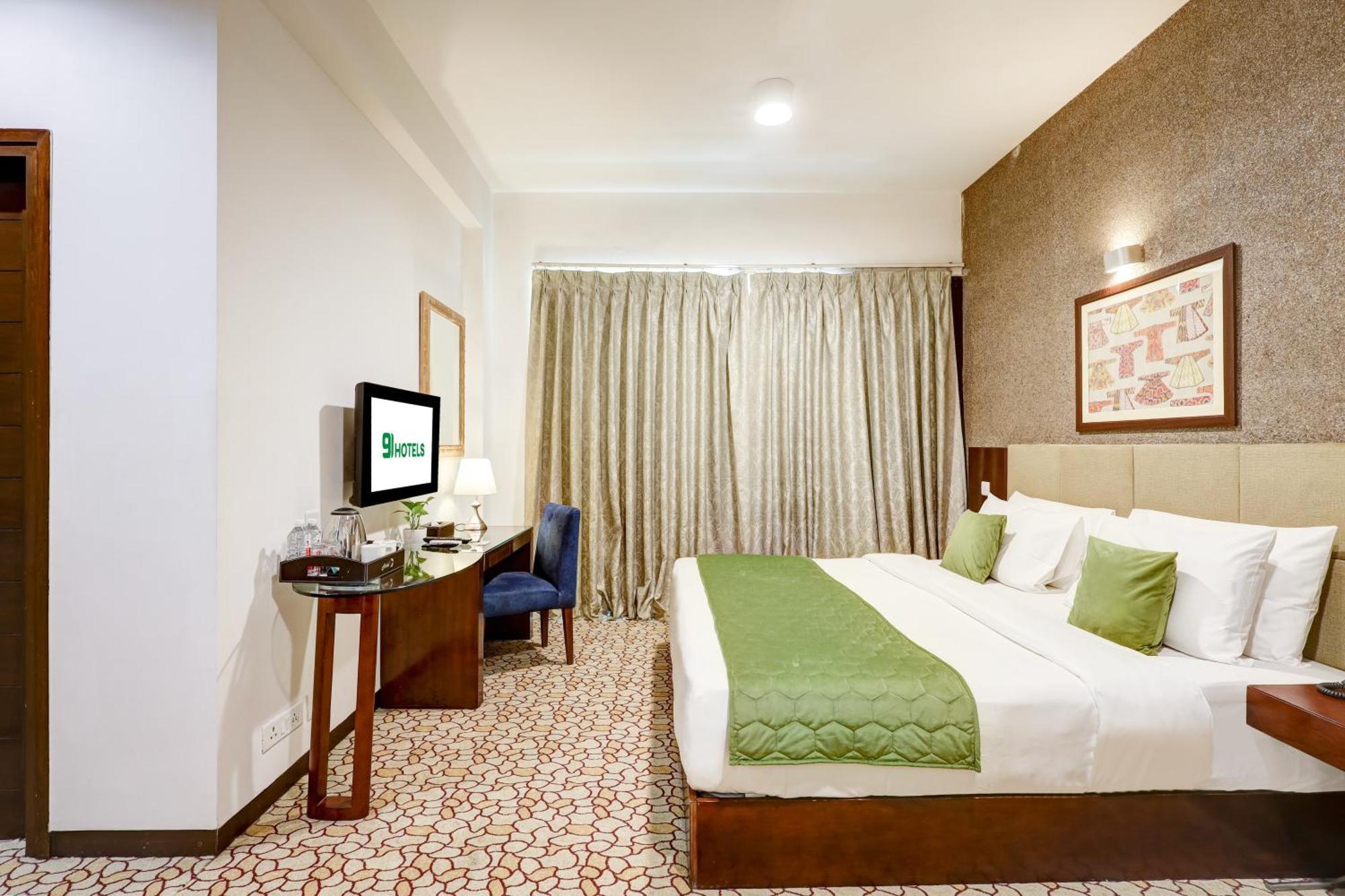 Hotel 91 Golf Course Road Гургаон Екстериор снимка
