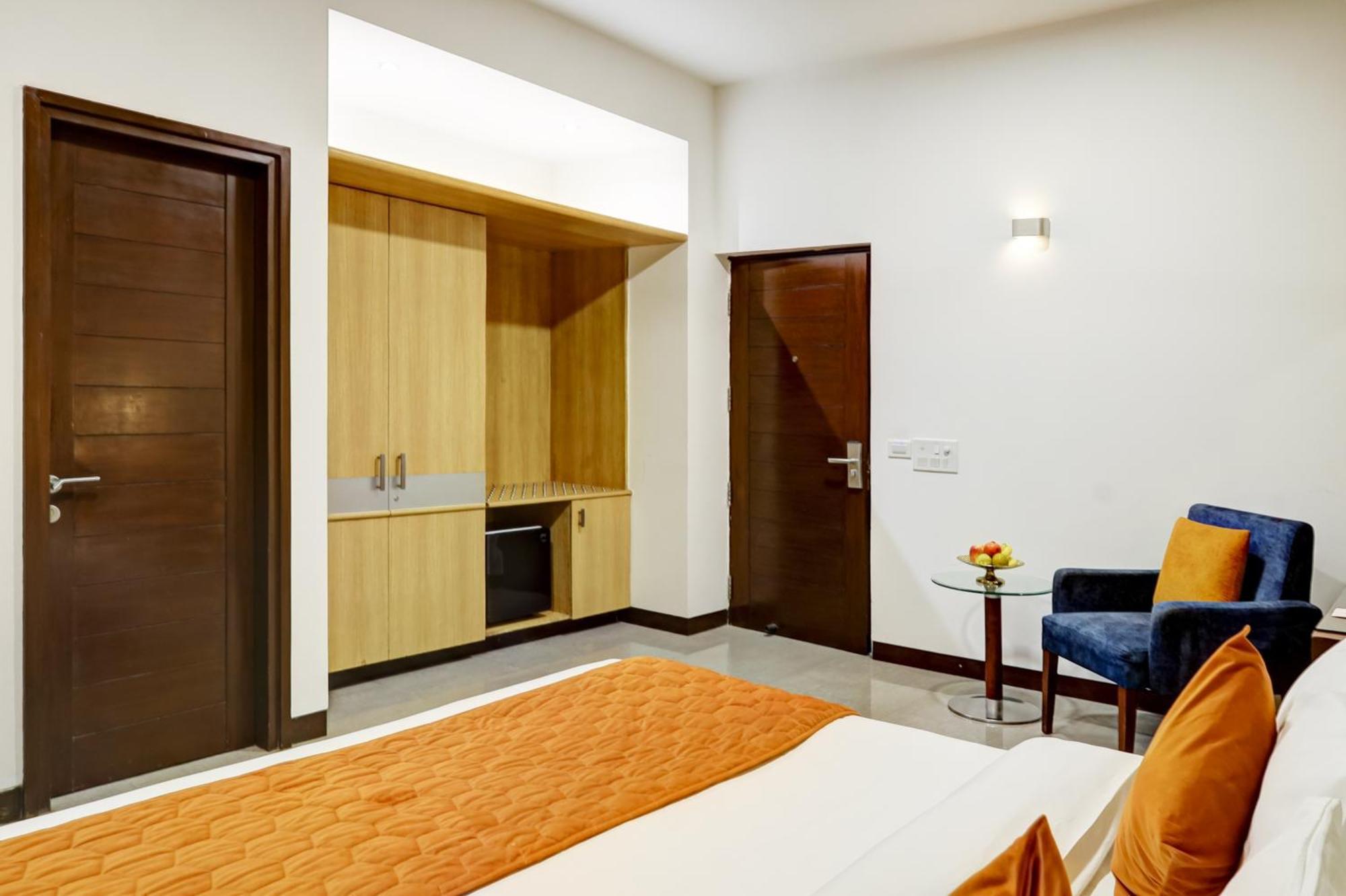 Hotel 91 Golf Course Road Гургаон Екстериор снимка