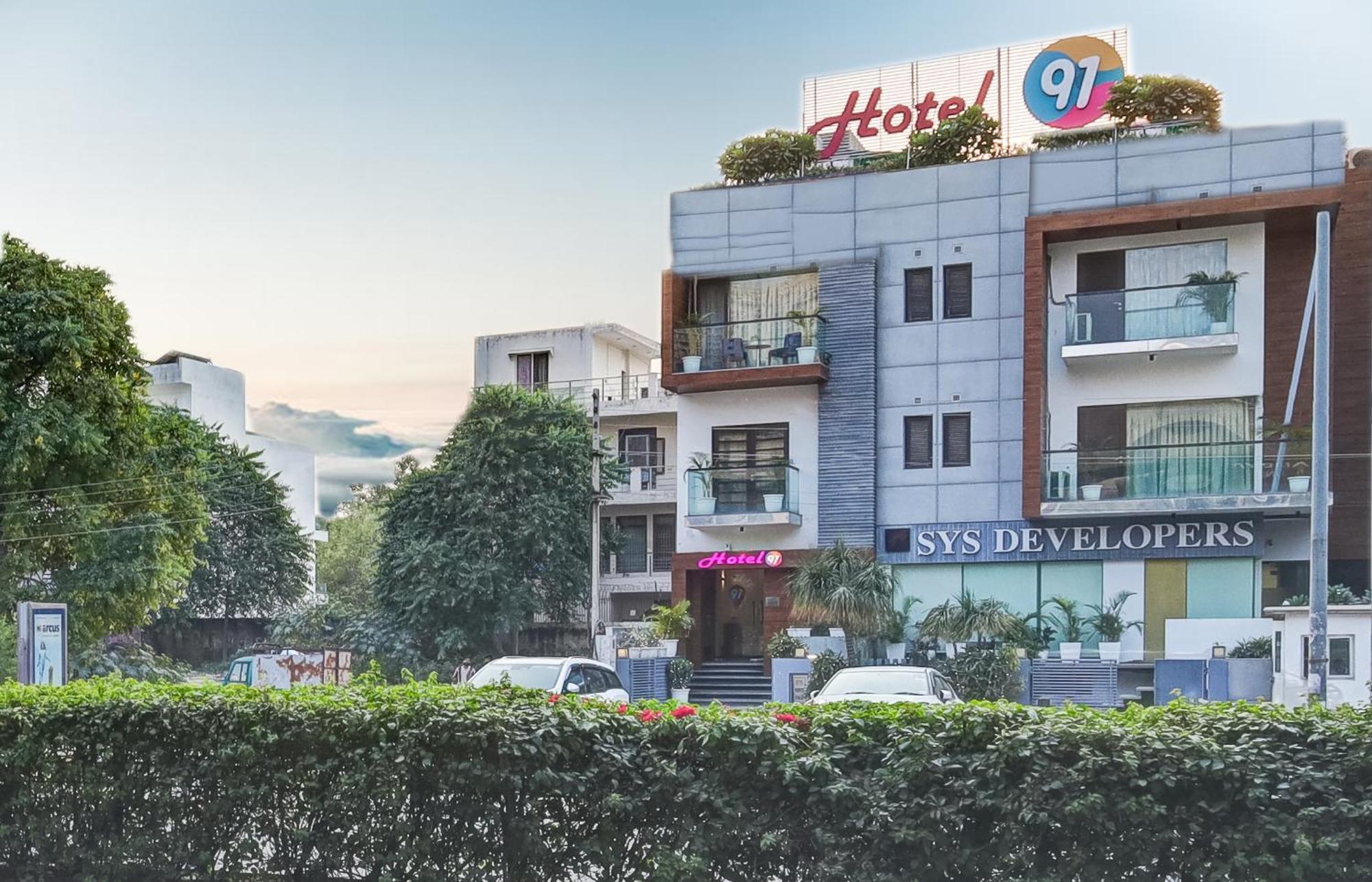 Hotel 91 Golf Course Road Гургаон Екстериор снимка